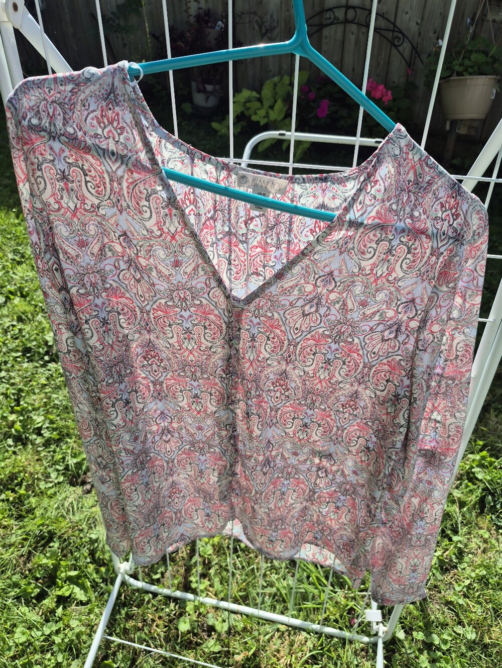 Elaine Rose Women's Pink Paisley V-Neck Top